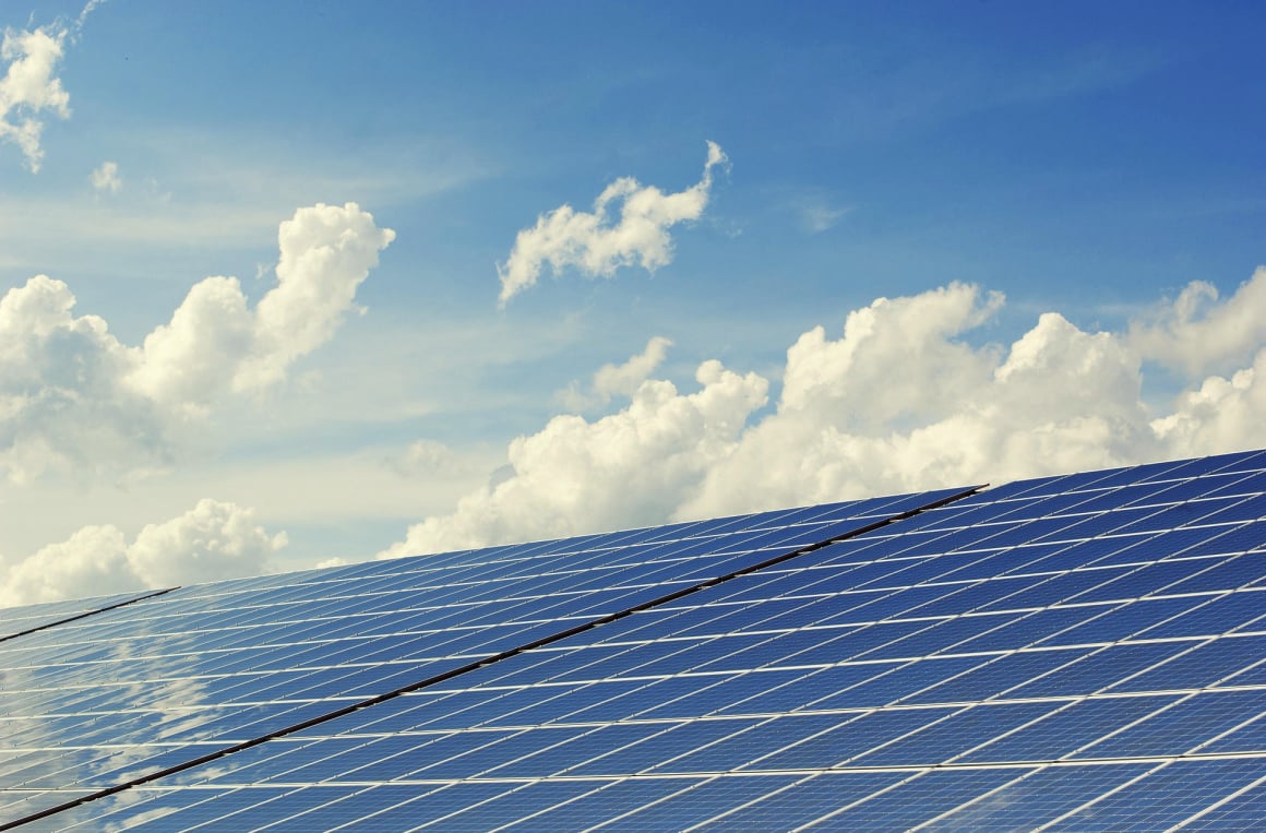 Business energy procurement and market strategy comparison